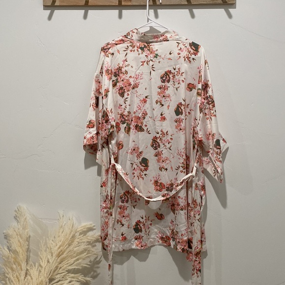 Icing White Floral Robe - Picture 4 of 5